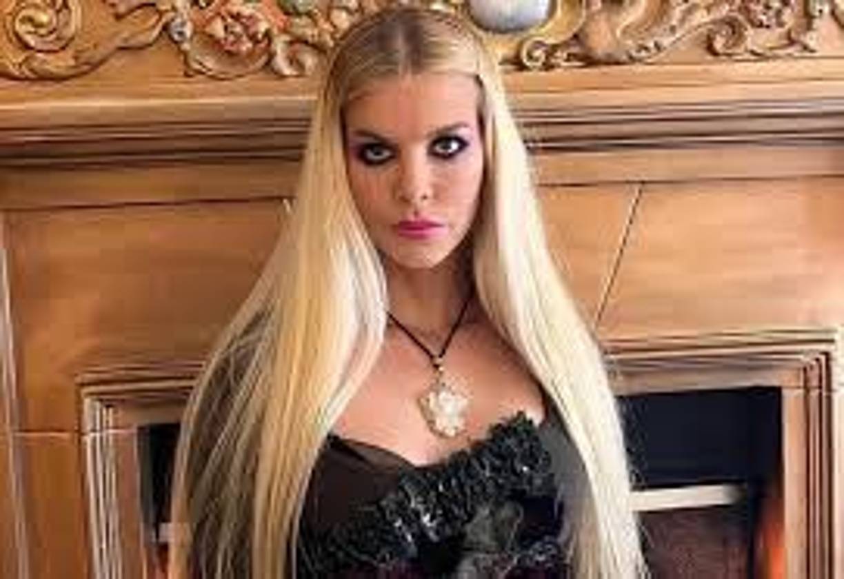 Según la BBC, más de 20 mujeres han declarado haber sido engañadas o explotadas por la “gurú espiritual” que sigue afirmando que sus poderes son reales.