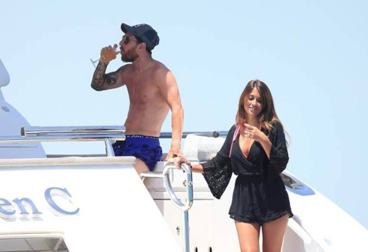 Messi disfruta al lado de su amada pareja sentimental. Foto GTRES.