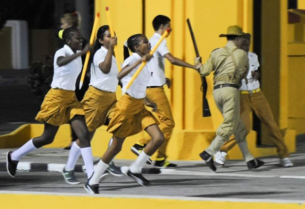 El giro socialista del gobierno revolucionario en medio de la Guerra Fría indujo a EUA a romper lazos con Cuba en enero de 1961 y a lanzar tres meses después una invasión de anticastristas en Bahía de Cochinos que fue sofocada, en lo que Fidel calificó como 'la primera derrota del imperialismo en América Latina'