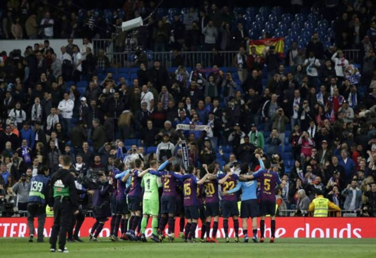 Los jugadores del Barcelona también celebraron con los aficionados culés que llegaron al Bernabéu, mientras algunos aficionados del Real Madrid se quedaron en sus asientos. Foto Diario AS