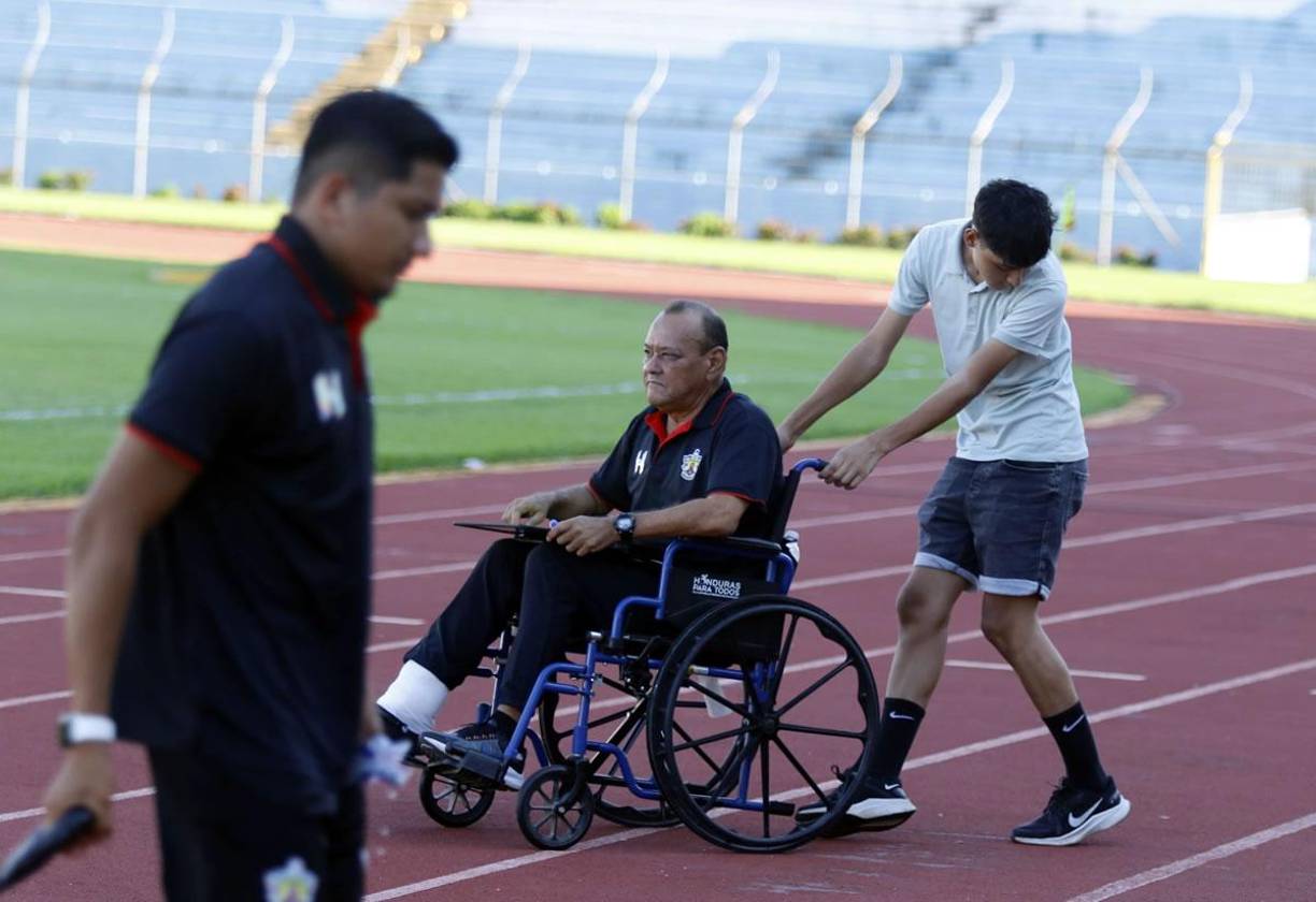 El técnico del Lone FC se la Segunda División tiene una enfermedad que le está imposibilitando caminar.