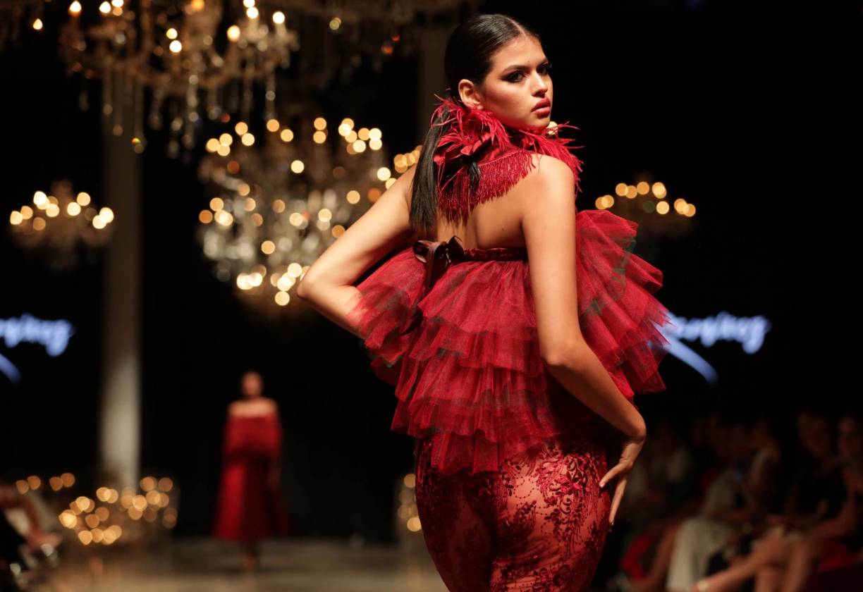 Roberto Ramírez realizó una inyección de material en tonos borgoña y terracota.