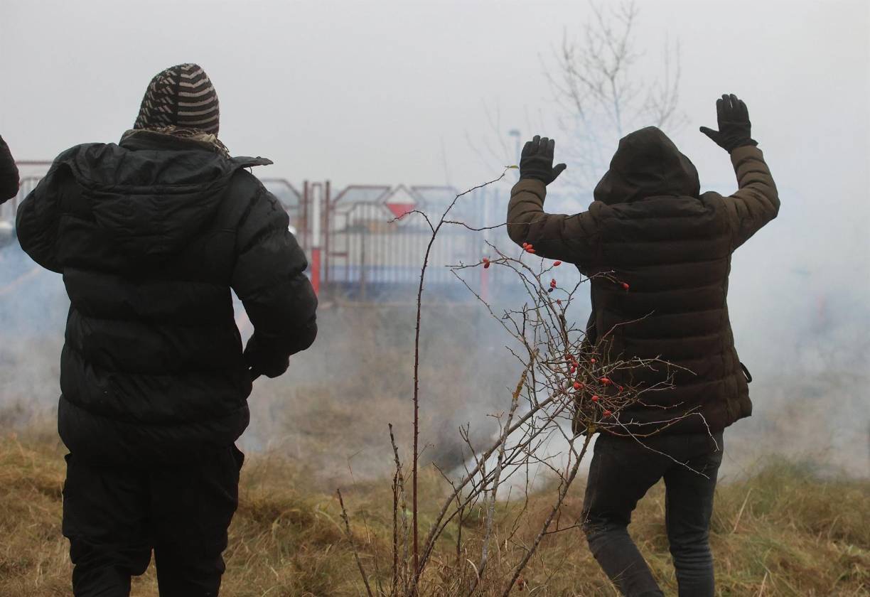Los occidentales acusan a Bielorrusia de haber orquestado la afluencia de migrantes hacia sus fronteras con Polonia y Lituania para vengarse de las sanciones impuestas, lo que Minsk y su aliada Moscú niegan.