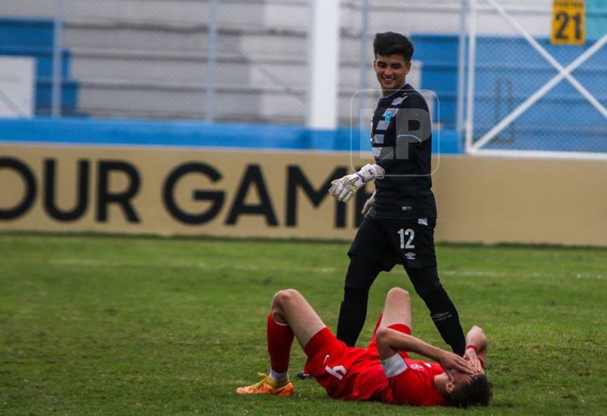¿Burla? Jorge Estuardo Moreno Alfaro es el portero de Guatemala y solo sonrió cuando un jugador de Canadá falló su lanzamiento penal.