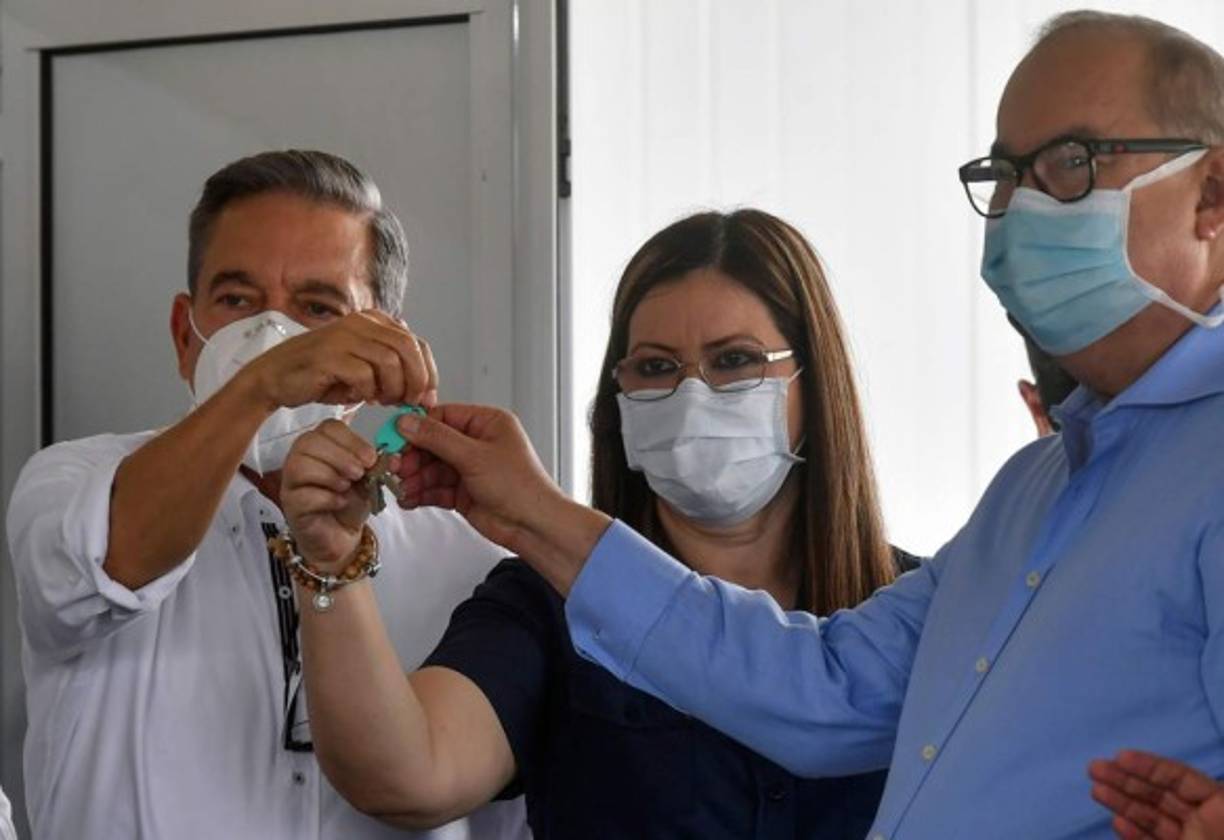 El presidente Laurentino Cortizo recibió las llaves del Hospital Integrado Panamá Solidario, donde luego realizó un recorrido junto al Vicepresidente José Gabriel Carrizo, el Ministro de Obras Públicas, Rafael Sabonge, la Ministra de Salud, Rosario Turner y el Director de la Caja de Seguro Social, Enrique Lau Cortés.