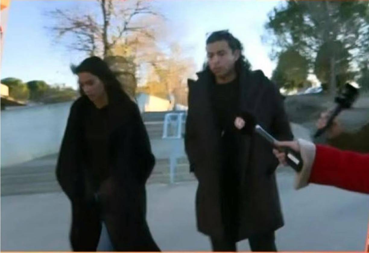 La modelo, de 29 años, ha llegado cabizbaja a la cárcel en la que permanece el futbolista, y no ha querido hacer ningún tipo de declaración a la prensa que se encontraba allí presente. Fue hasta que salió del lugar que decidió hablar.