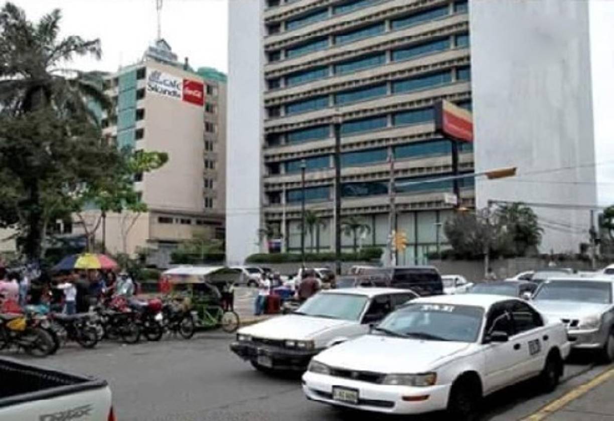 Así lucen el Hotel Sula y Banco Atlántida sobre la Primera Calle de San Pedro Sula.