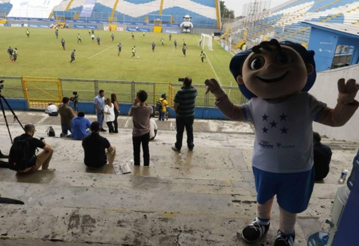La prensa australiana se la pasaron tomándose fotografías con la mascota de la Bicolor, Catrachín. El desparpajo del tradicional personaje desestresó a los 'canguros', quienes mañana tendrán que trasladar a territorio oceánico las incidencias del trascendental e inédito envite.