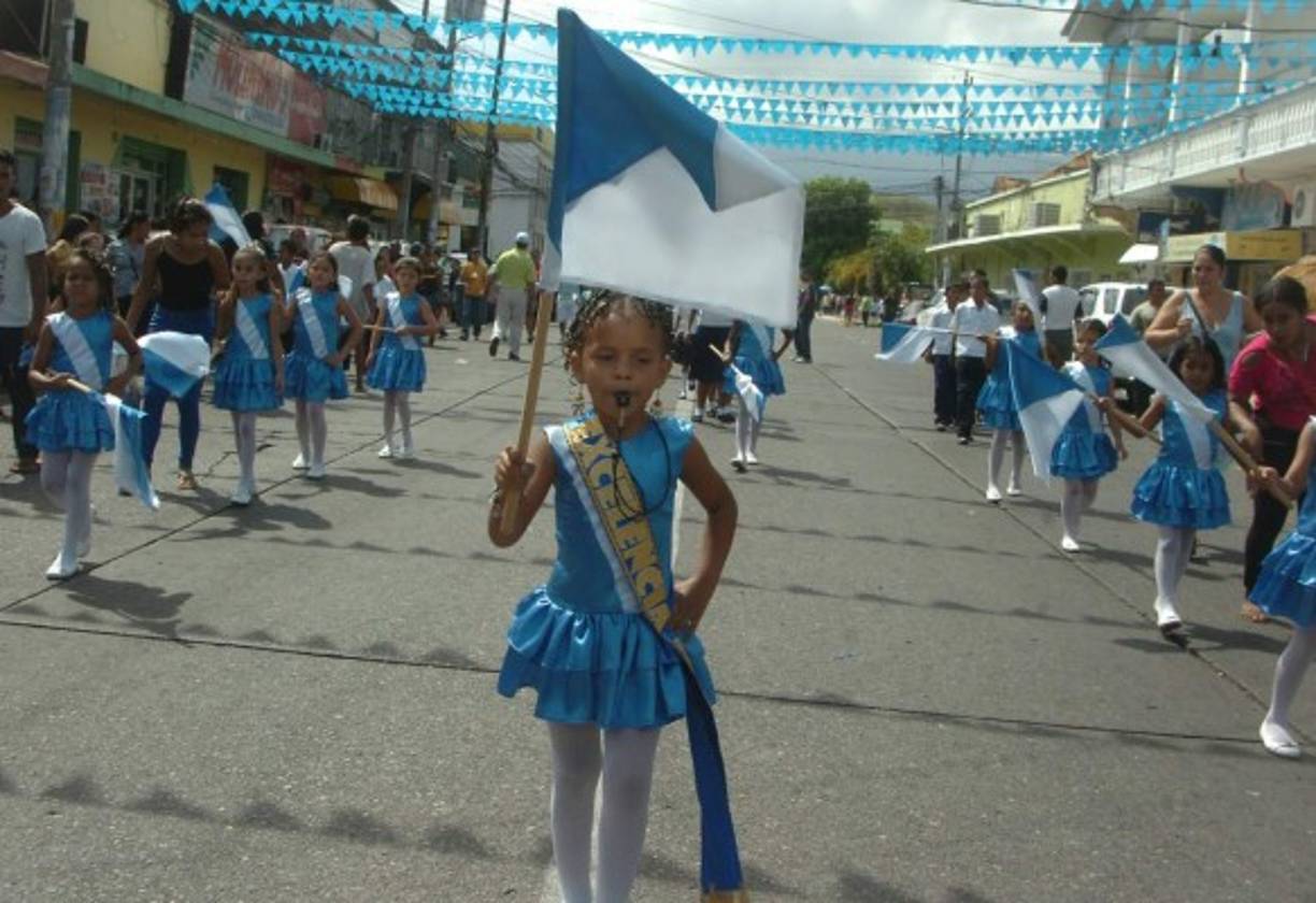 Las jefas de las palillonas se encargan llevar el ritmo de los desfiles.