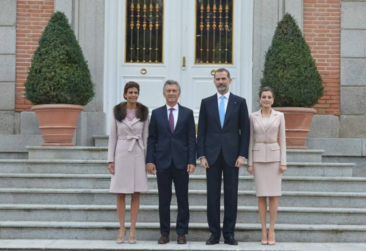 Ambas optaron por los zapatos de tacón, Awada en un clásico diseño de Valentino y la Reina en color 'nude'.<br/>