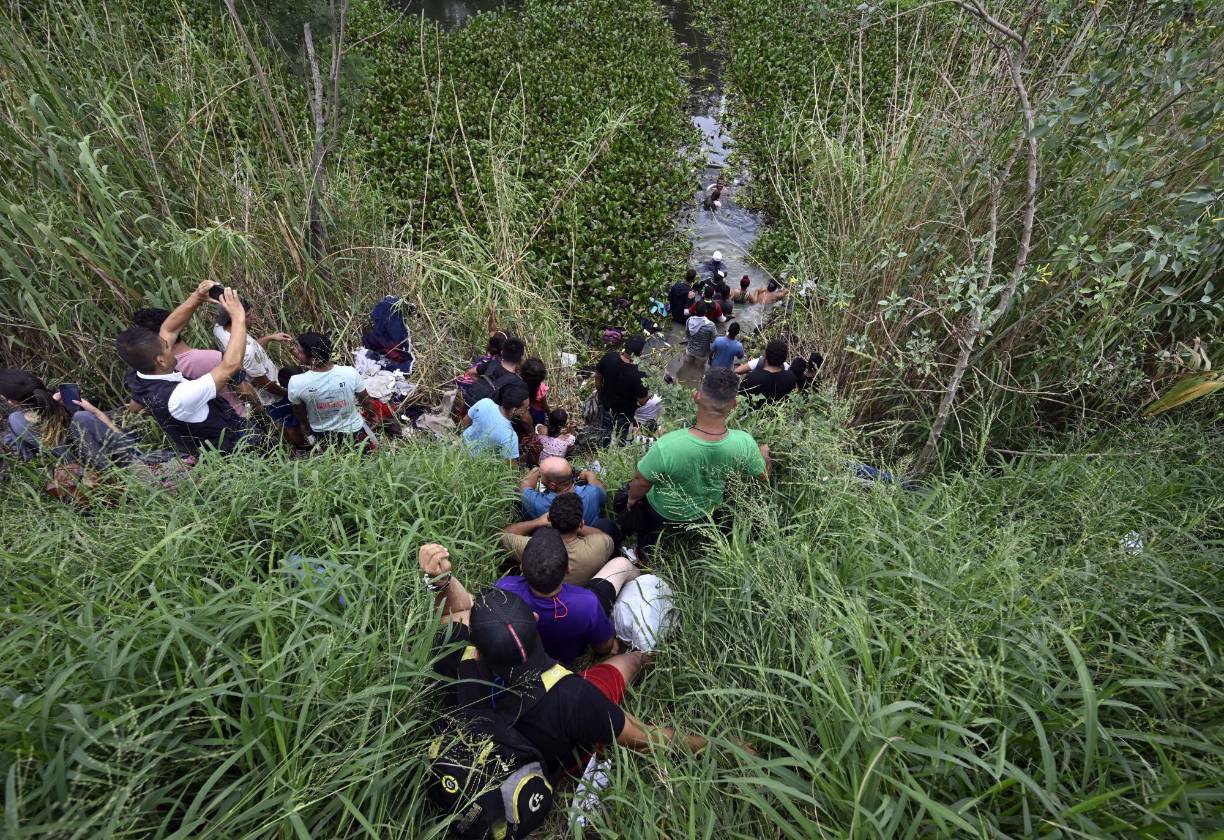 En el último día del Título 42, el caos y la desesperación crecen en la frontera norte de México, donde los migrantes han intentado cruzar de forma masiva a Estados Unidos con tácticas como arrojarse al río Bravo y armar estampidas humanas.