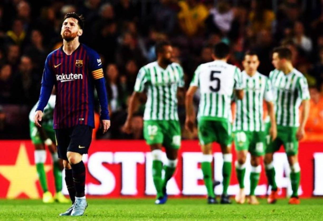 Barcelona's Argentinian forward Lionel Messi (front C) arrives with fellow substitute teammates for the second half during the Spanish league football match between Real Betis and FC Barcelona at the Benito Villamarin stadium in Seville on February 7, 2021. (Photo by CRISTINA QUICLER / AFP)