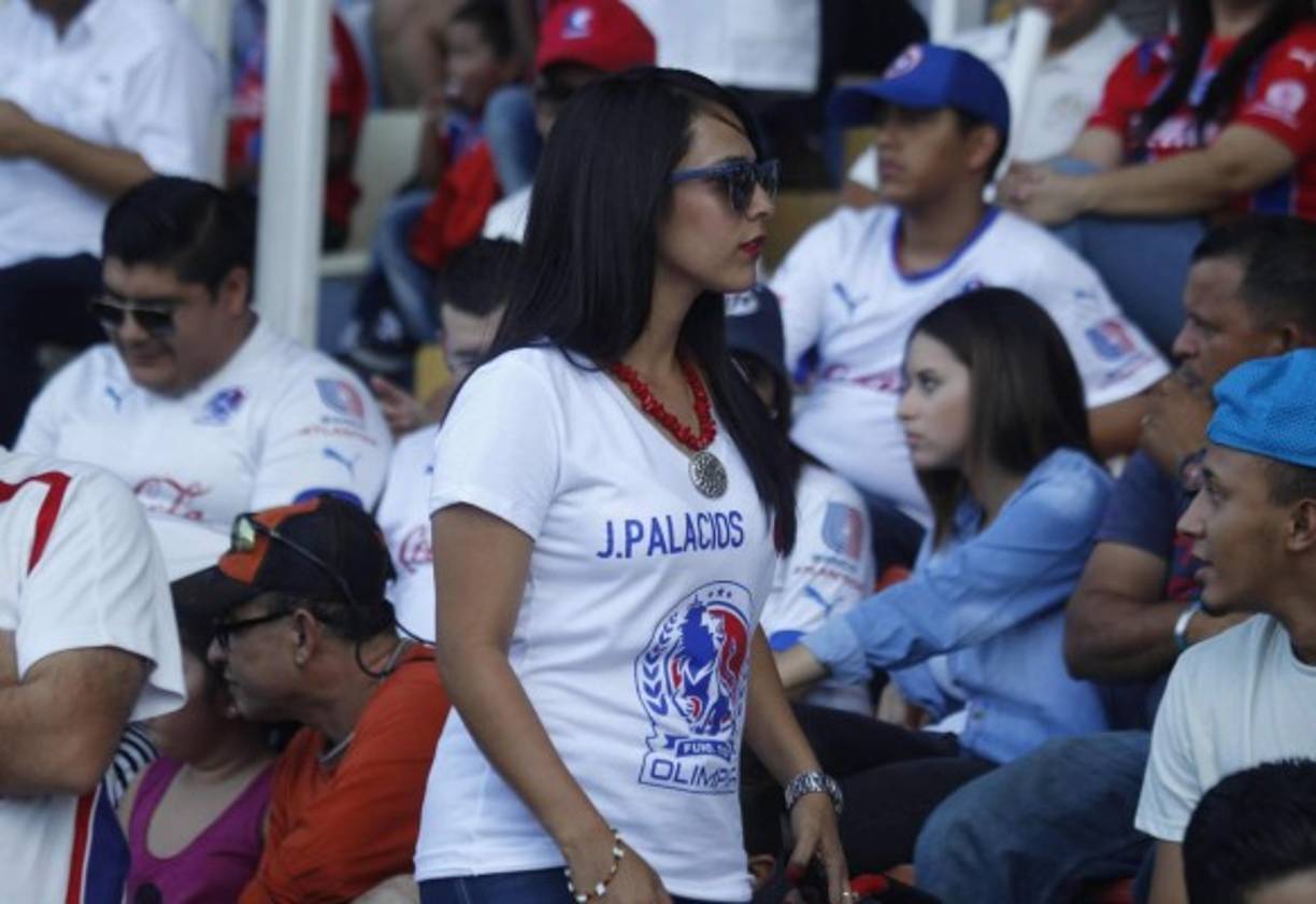 La hermosa pareja del central Johny Palacios del Olimpia.