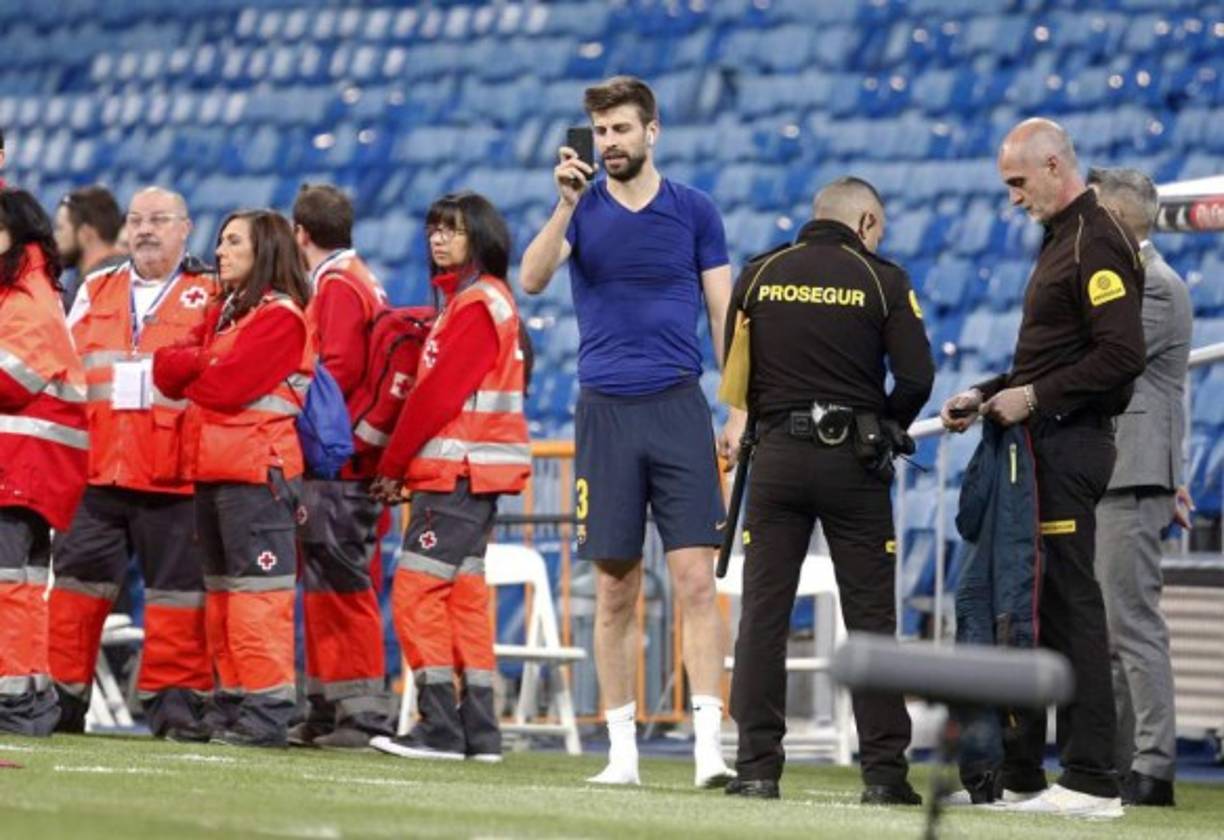Gerard Piqué aprovechó la soledad de un Bernabéu prácticamente vacío para hacer una videollamada. Una conexión especial en un momento único. Foto Diario AS