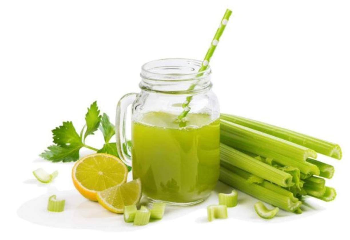 El apio es un vegetal que puede aportar múltiples beneficios a tu dieta. Ayuda a eliminar toxinas y retenciones de líquido en el cuerpo.