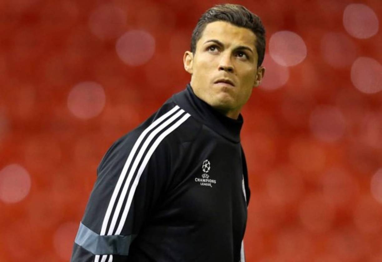 Cristiano Ronaldo es uno de los futbolistas que más rituales tiene, antes, durante y después de cualquier estadio.