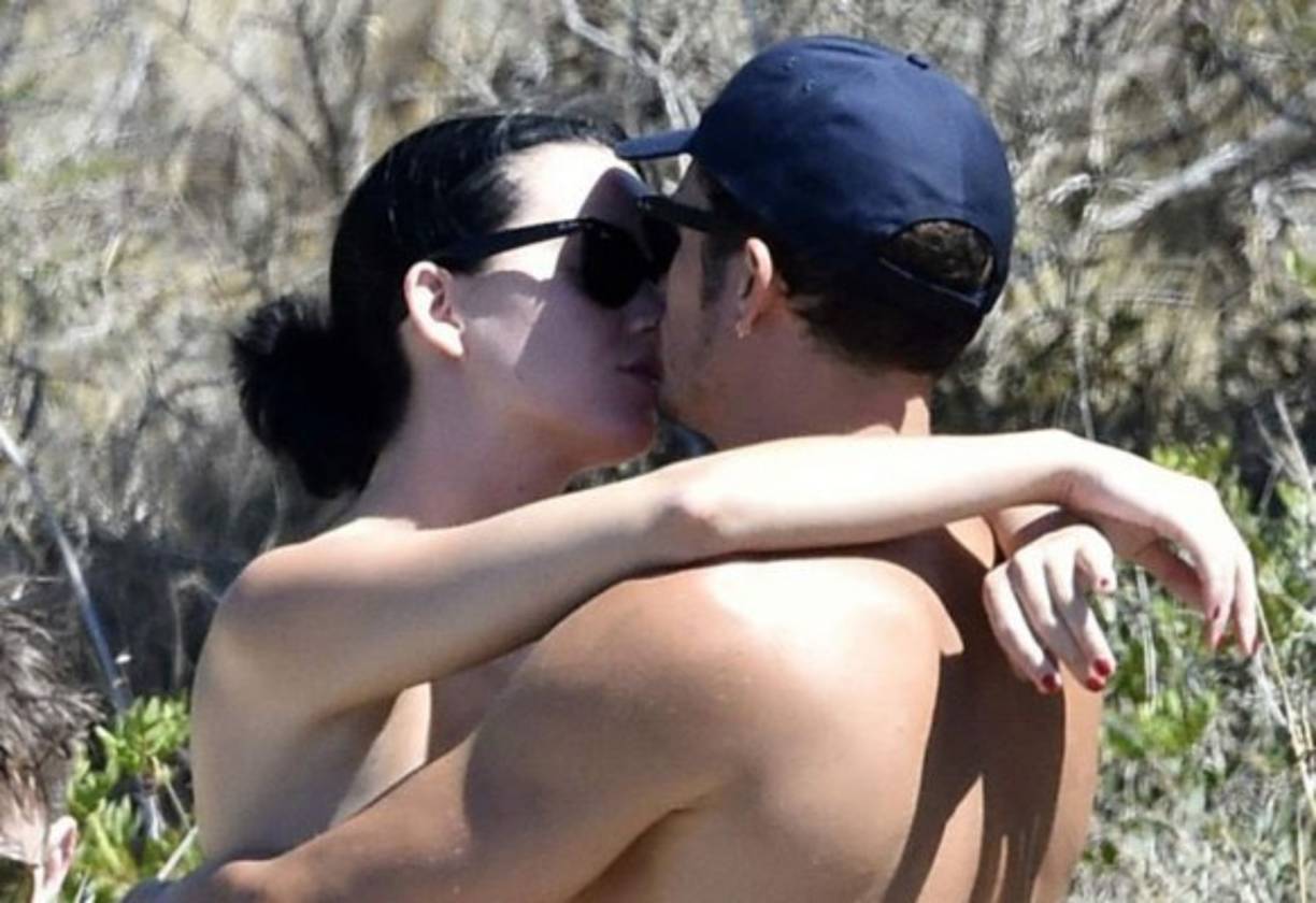 En imágenes publicadas por Daily News, Orlando Bloom aparece completamente desnudo, acompañado de su novia Katy Perry, quien disfrutó del surf de remo en Cedeña, Italia.