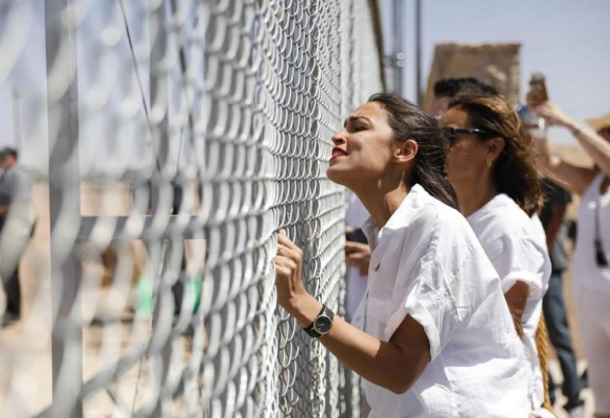 'La comunidad no es su prioridad. Aquí no se habla de la lucha de los indocumentados, de reformas al sistema penal que encarcela de forma desproporcionada a latinos y negros', agregó refiriéndose a Crowley.<br/><br/>Alexandría visitó el pasado fin de semana los centros de detención de niños inmigrantes en el sur de Texas, y criticó a la administración de Trump por la separación de las familias indocumentadas en la frontera.