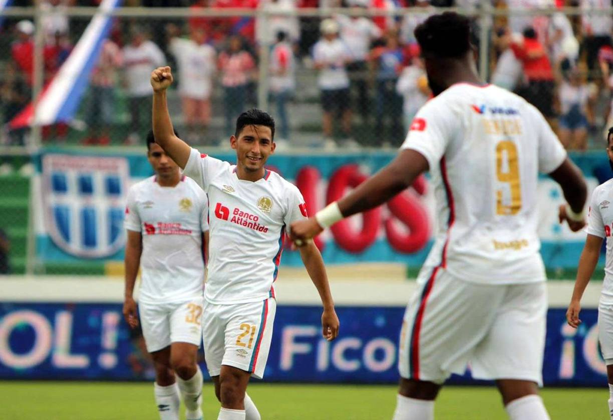 José Mario Pinto también marcó con el Olimpia, hizo el 2-0 y así lo celebró.