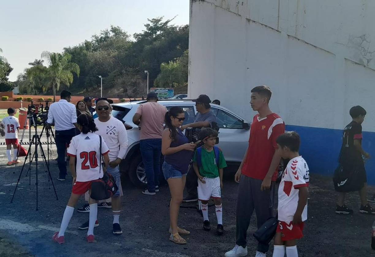 Los padres de familia acompañaron a sus hijos al recinto ubicado en Xochitepec para compartir con los seleccionados hondureños. 