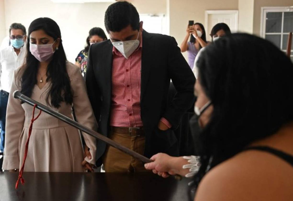 Las bodas, que estaban suspendidas desde marzo a causa de la pandemia del nuevo coronavirus, fueron reiniciadas en Honduras, donde los novios deben ir protegidos con mascarillas, informaron este lunes autoridades de las alcaldías. AFP