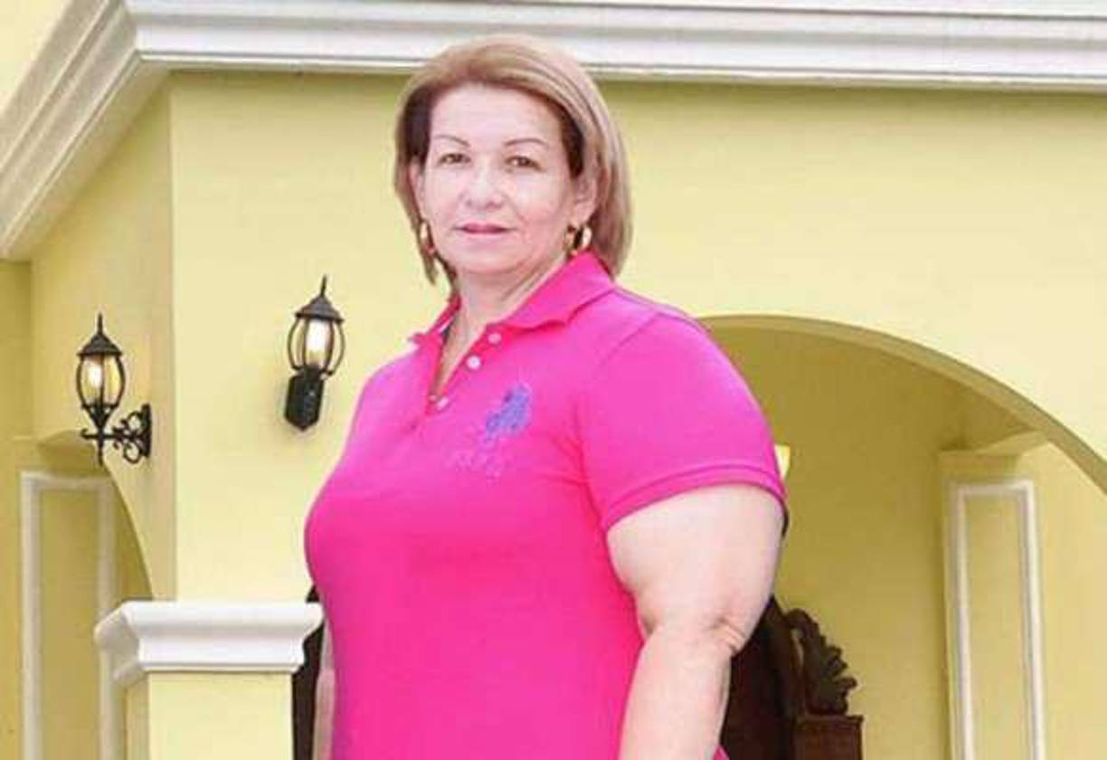  Digna Valle Valle, luego de que el Departamento del Tesoro la señalara como parte de un grupo de narcotraficantes, se entregó en Estados Unidos. De acusada pasó a colaboradora para reducir su condena.La Oficina de Control de Bienes Extranjeros (Ofac) identificó al cartel de los Valle Valle como “una de las organizaciones de narcotráfico de América Central más prolíficas”.Los hermanos Rivera Maradiaga, quienes han prestado declaración en cortes de Estados Unidos, señalan fechas cuando le entregaron a Digna Valle cargamentos de droga que transportaban desde Colón.Uno de los envíos era custodiado por militares por orden del hijo del expresidente Porfirio Lobo Sosa, Fabio Lobo.Es por eso que al cartel de los Valle Valle lo señalan, además de haberse posicionado con el tráfico de drogas, de emplear “una combinación de violencia brutal y corrupción pública para mantener una fortaleza en su base de operaciones en Copán”.En agosto de 2014 los Valle Valle fueron designados por Estados Unidos como traficantes de droga. No obstante, para julio de 2014 Digna Valle Valle ya se había entregado a las agencias de EE UU. Como parte del plan para desarticularlos, el Departamento del Tesoro también sancionó a cuatro empresas hondureñas ligadas a los Valle Valle. En Honduras, la fiscalía comenzó los aseguramientos de cientos de bienes de la familia Valle Valle, así como de algunos socios, quienes fueron capturados para ser extraditados o juzgados en Honduras.Tras entregarse, Digna Valle recomendó a su hijo Gerson Stanley Ortega Valle seguir su camino.