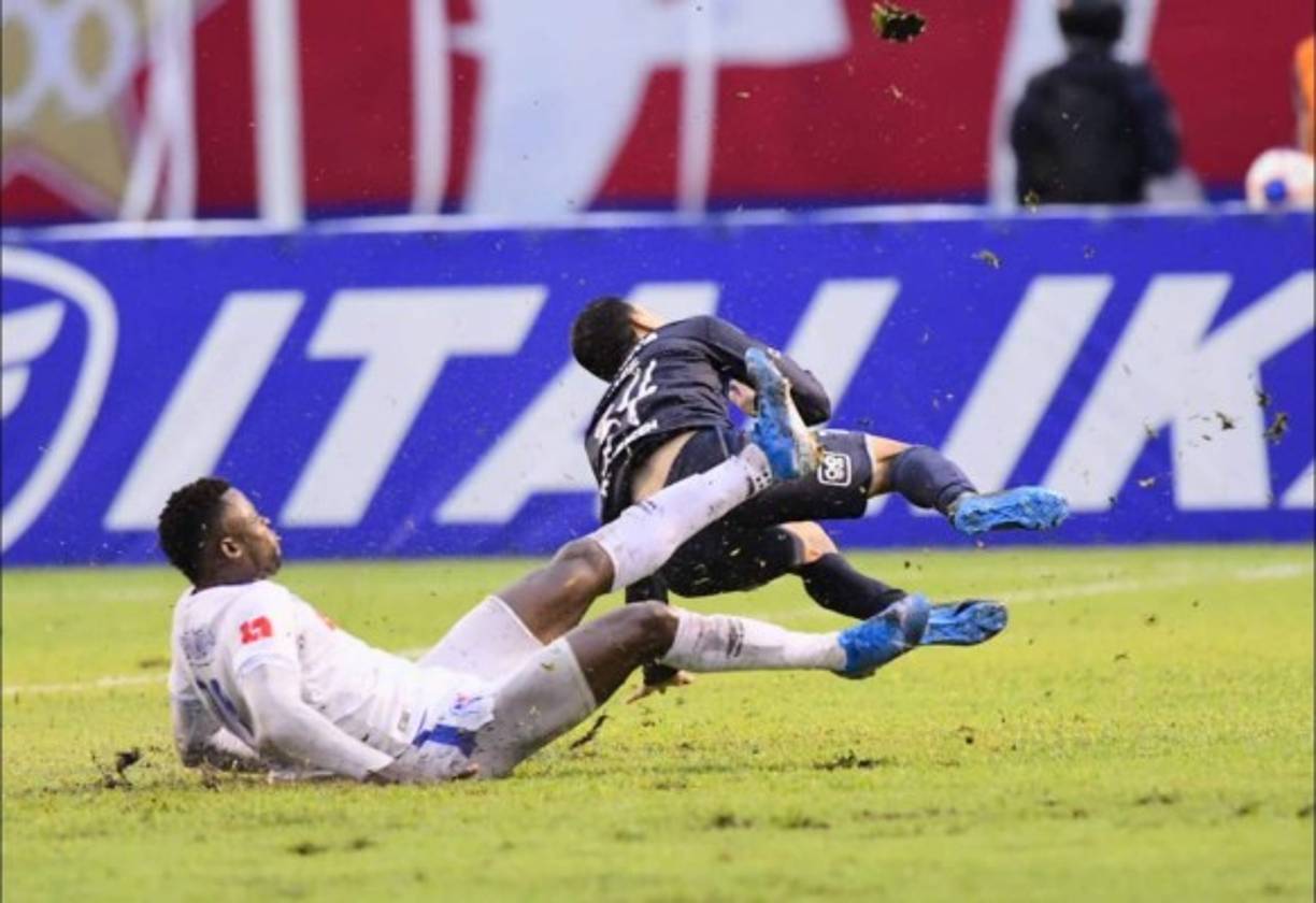 Yustin Arboleda le cometió esta dura falta a Kevin López.