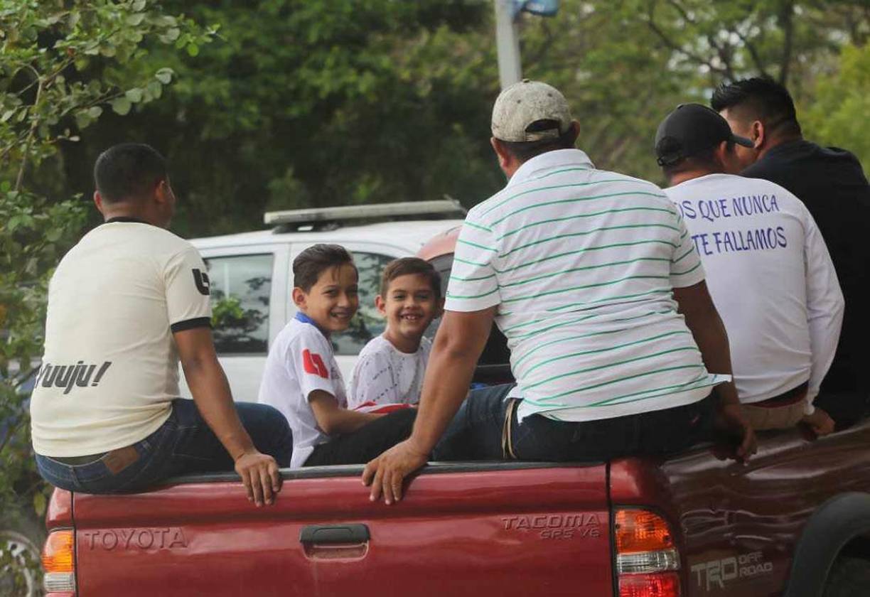 Felices llegaron estos aficionados del Olimpia en la paila de un carro.