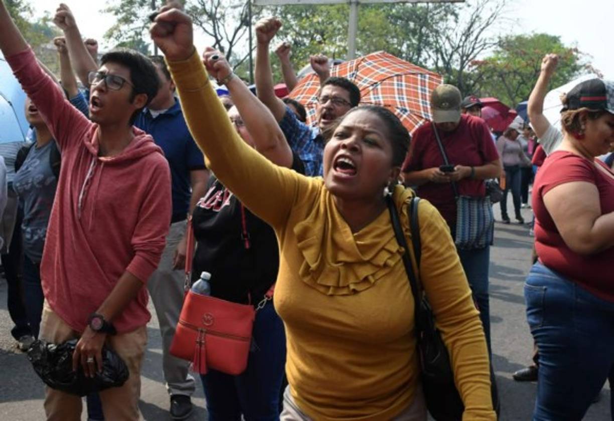 Decididos a lograr sus objetivos, los docentes hondureños gritaron consignas en señal de malestar, piden que se mejoren las condiciones en los distintos centros educativos del país, además de la contratación de más personal.