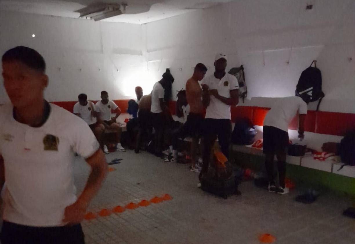 La cuenta oficial del Olimpia denunció que en el camerino de ellos no había energía eléctrica. 