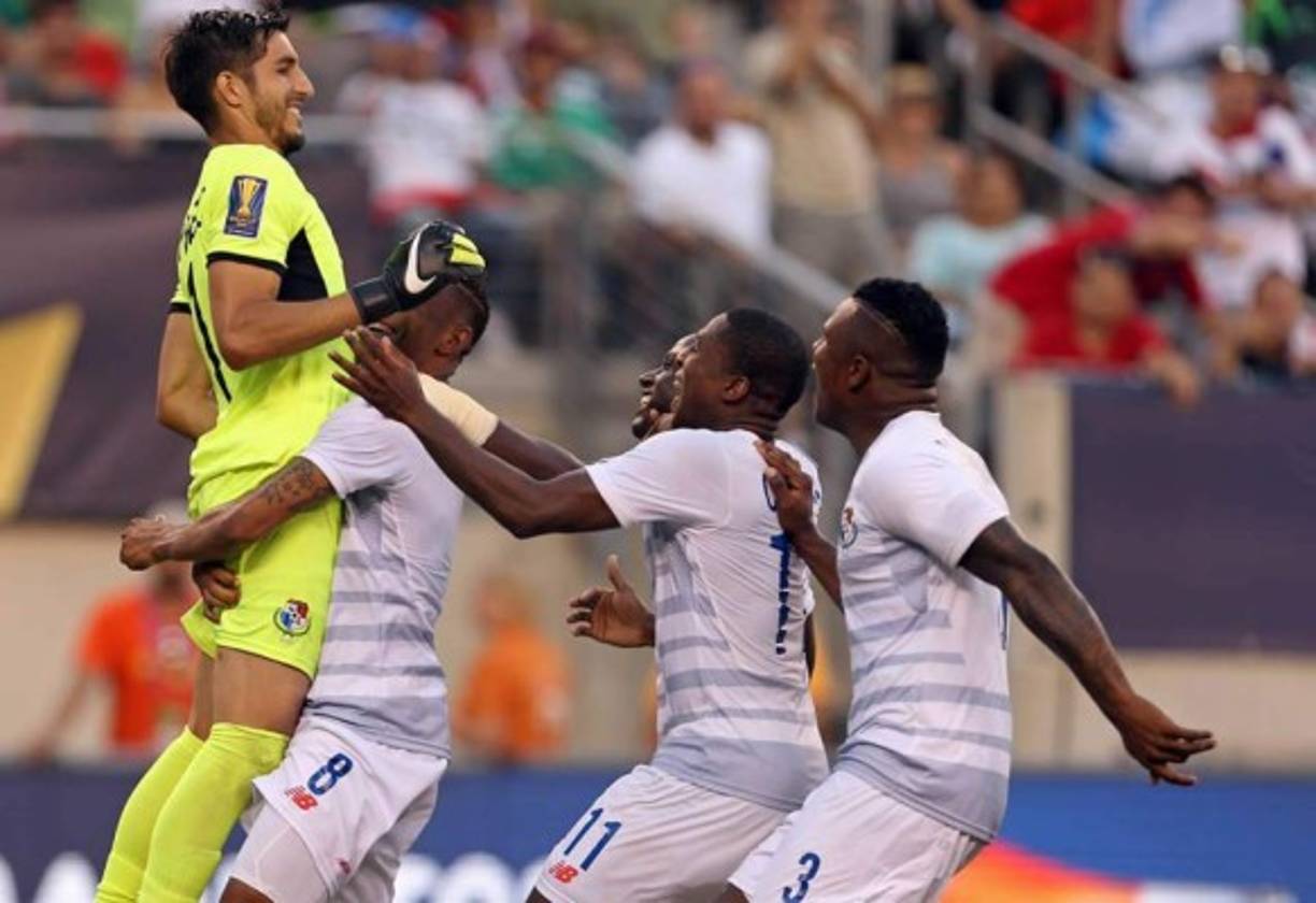 El portero Jaime Penedo es felicitado por sus compañeros. Foto EFE