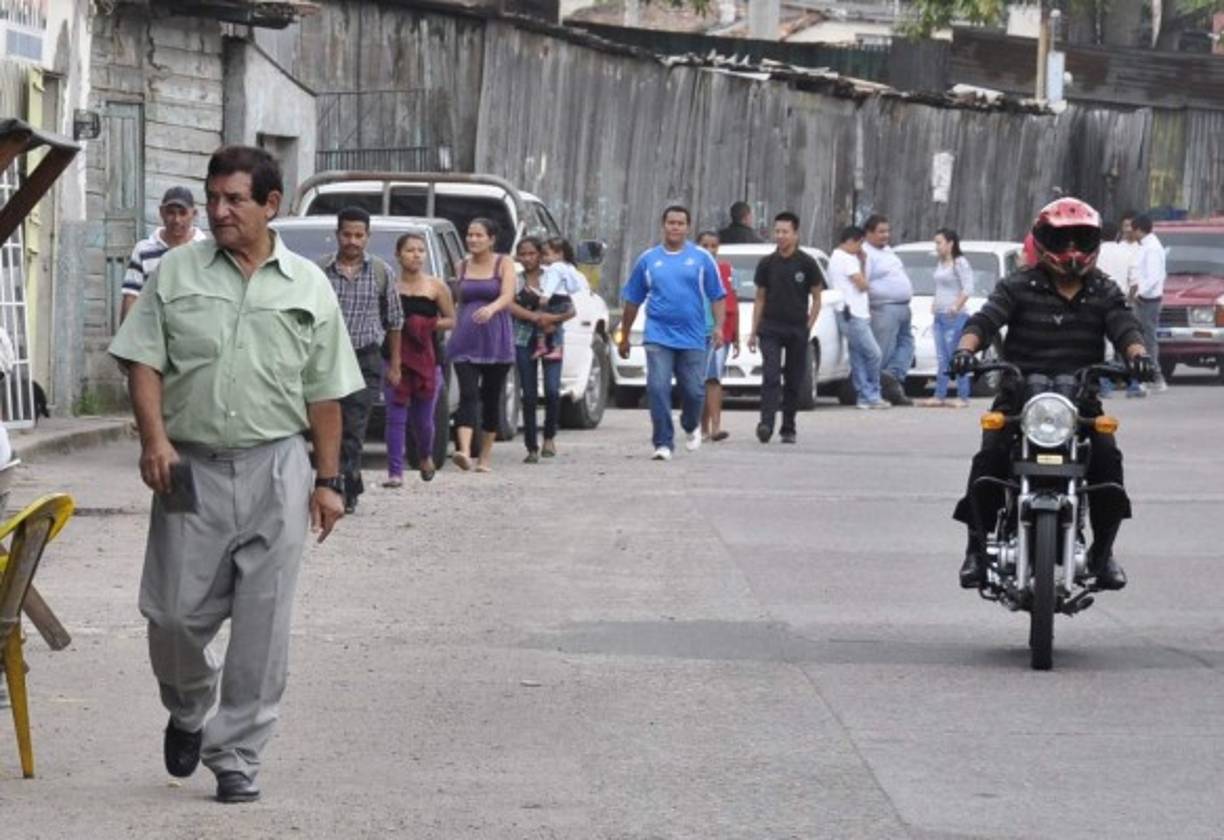 Los ciudadanos tuvieron que caminar hacia sus hogares debido a la paralización.