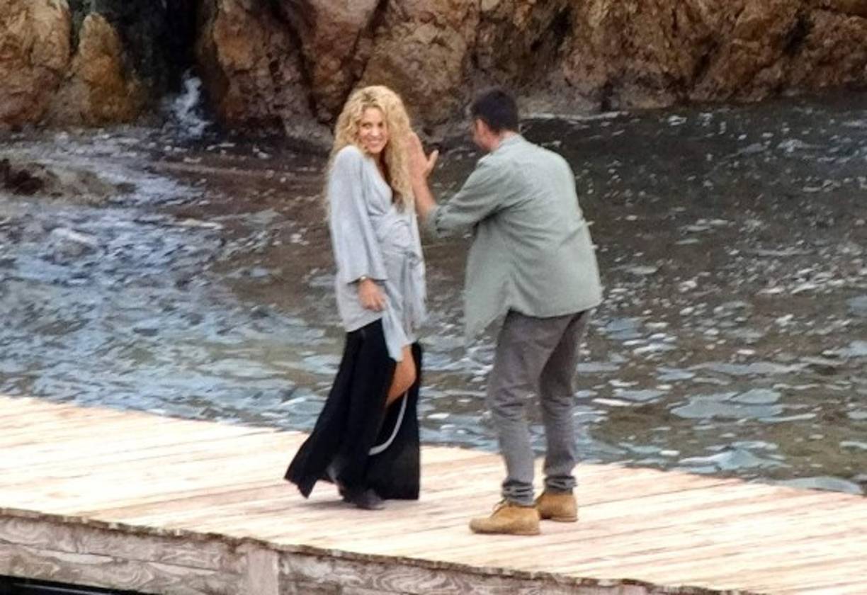 Shakira en el anuncio, aparece con la parte de arriba de un bikini, mostrando esa cintura que mueve tan bien -por la danza del vientre-, y una falda con rajas, que deja ver sus piernas.