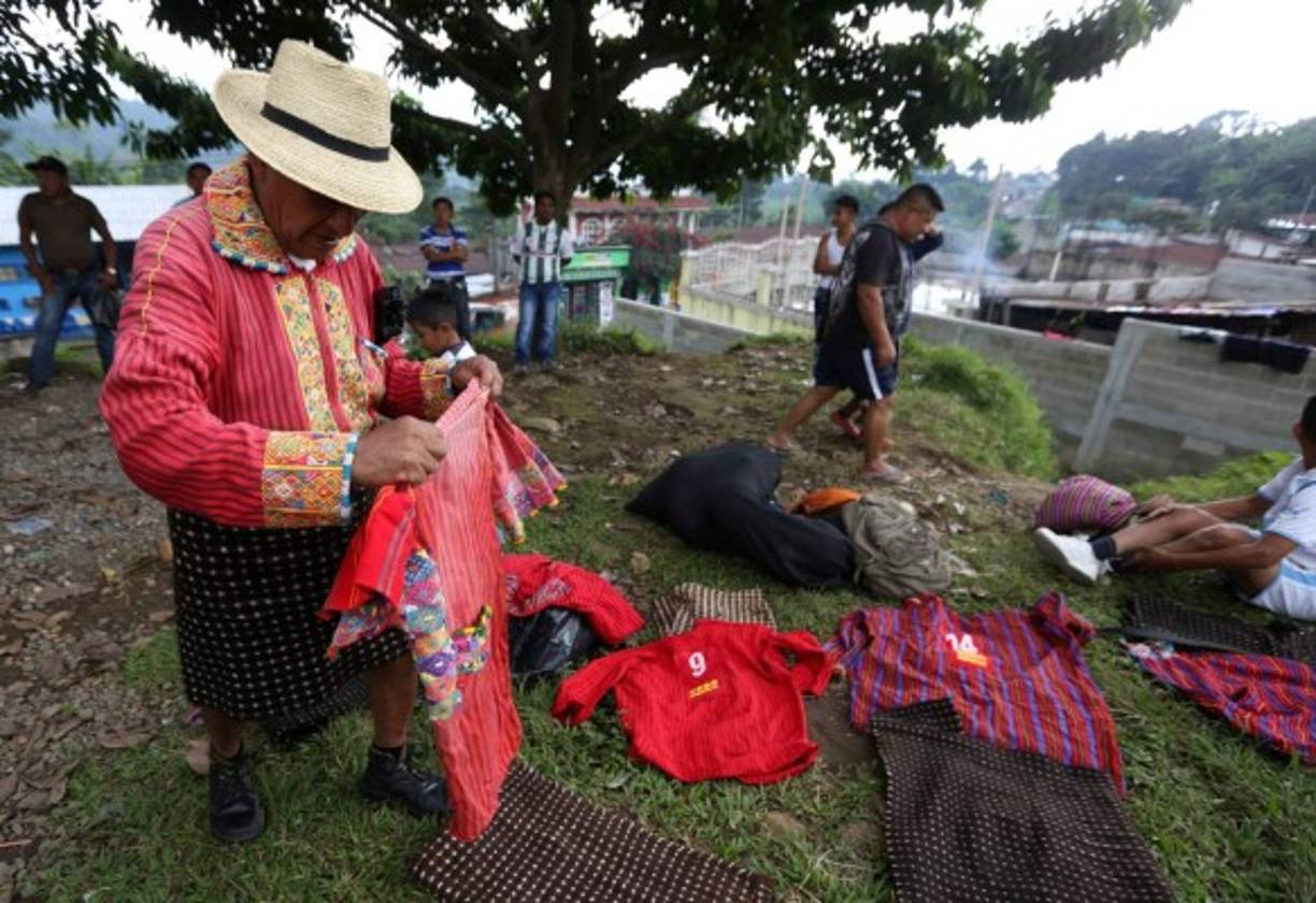 La indumentaria del Club Social Deportivo Xejuyup se compone del 'coxtar', una especie de falda para hombres con cuadros blancos y negros que representan el 'ajaw aq'ab'al', es decir, la polaridad entre el amanecer y el atardecer, la luz y la oscuridad. FOTO EFE/ Esteban Biba.