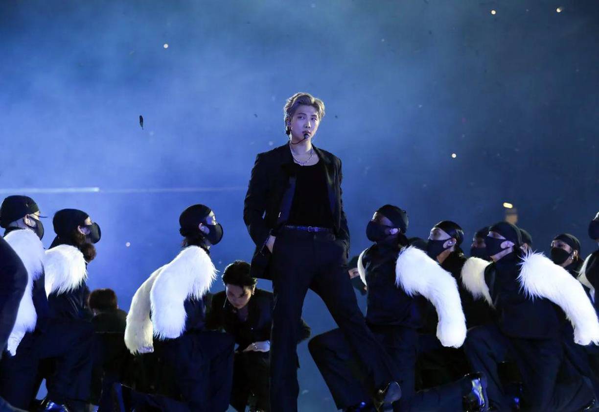 El presidente de La asociación de derechos de autor de Corea pidió a HYBE que reconsidere su decisión. “Existe el temor que desaparezca la ‘BTS Hallyu Craze’ que se ha convertido en el poder de la cultura más fuerte para Corea y el mundo. Tan difícil como hacer los segundos Beatles, también es difícil esperar que haya un segundo BTS, por lo que existe la preocupación de que haya una ruptura en la ola Hallyu. Si BTS desaparece también lo hará ARMY y por lo tanto no se puede esperar ni turismo Hallyu ni una potencia cultural”, asegura Lee.