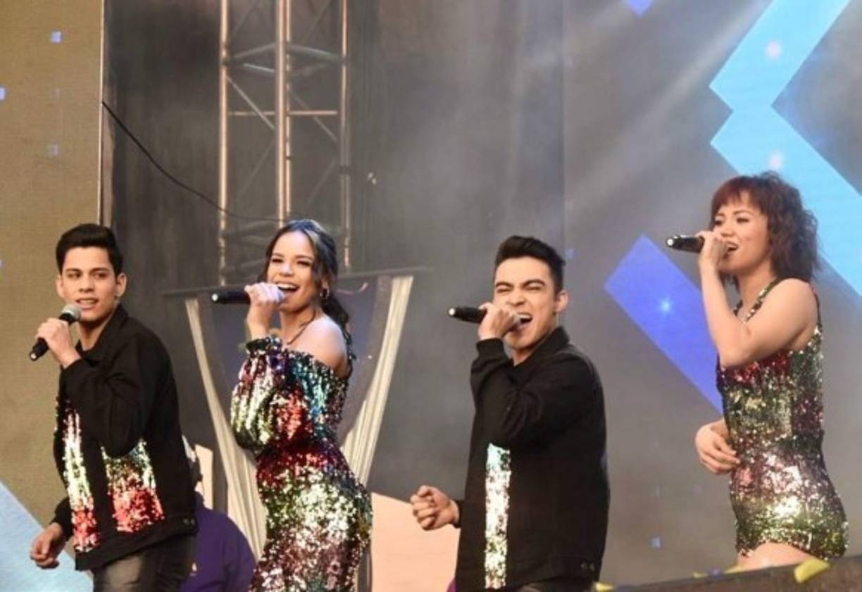 2- Tiene el talento.<br/>Durante sus presentaciones Angie Flores ha podido interpretar rancheras, baladas en español y hasta pop en inglés, superándose en cada una de sus puestas en escena.