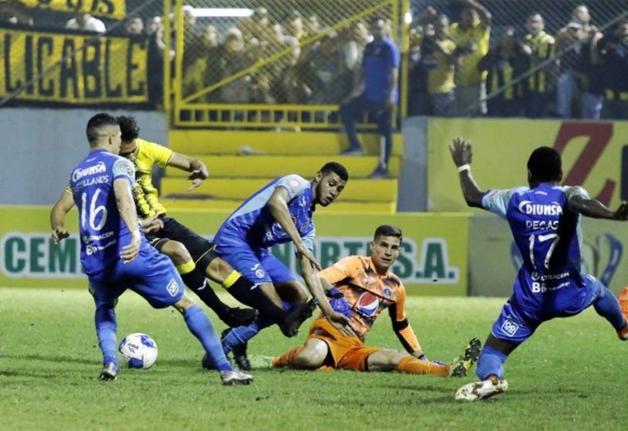 El momento del penal de Marcelo Pereira a Ángel Tejeda que el árbitro no pito. El defensa de Motagua le dio en el pie de apoyo al delantero del Real España y éste cayó al suelo.