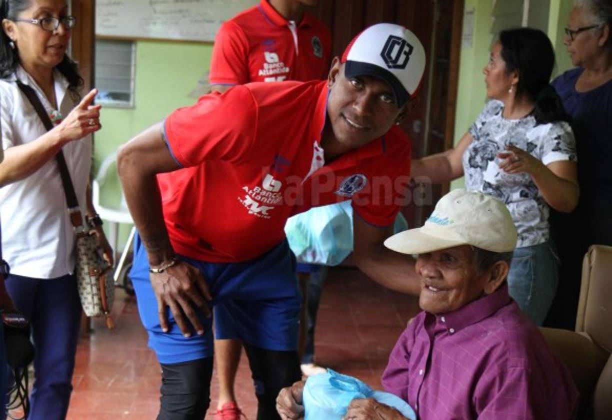Sin lugar a duda que la alegría de los abuelos no tuvo precio para los que recibieron con mucha alegría este bonito gesto que tuvieron los jugadores del Olimpia. Costly mostró su lado solidario y compartió con varios ancianos.