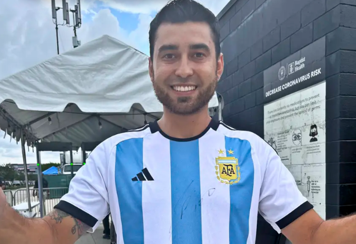 Uno de los que consiguió su firma fue el colomiano Cristian Salamanca, un colombiano que reside en Florida desde hace dos años.