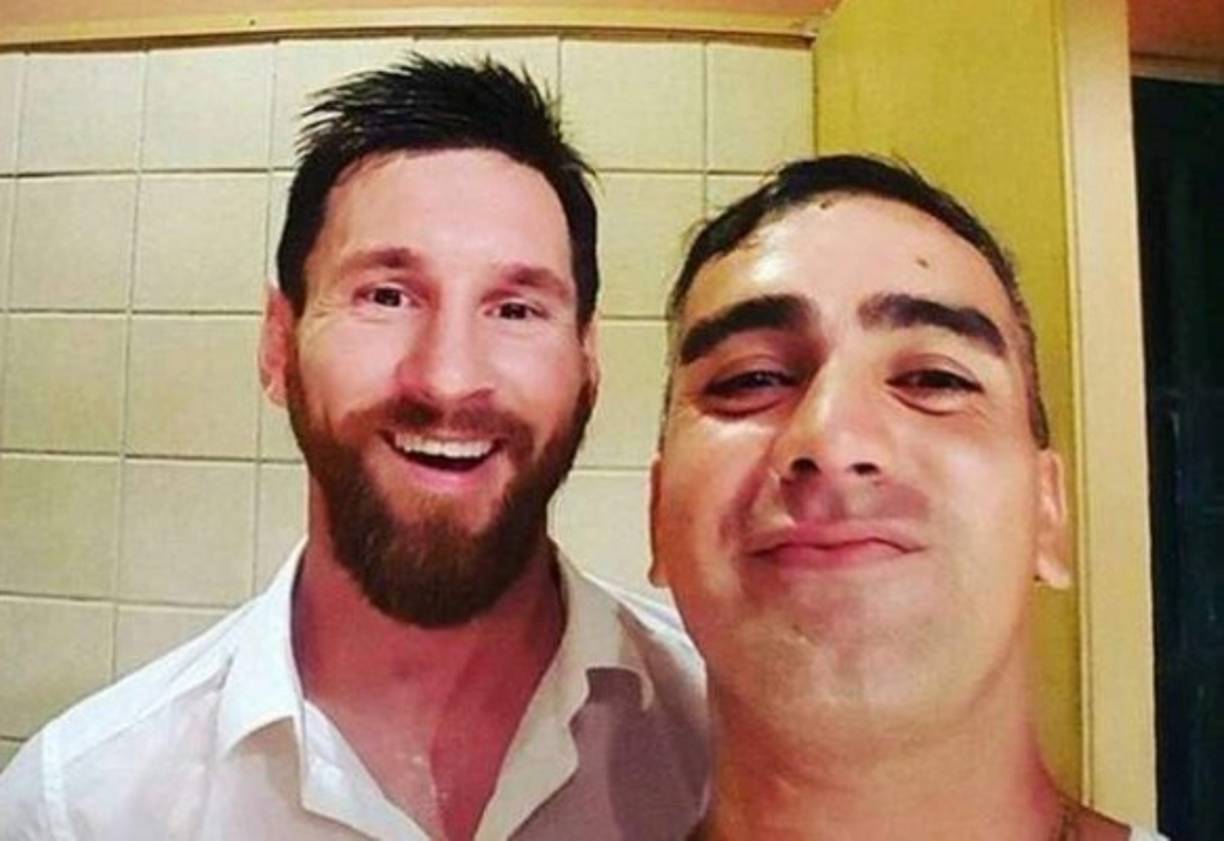 Hasta en el baño se tomaban una foto con Messi, el delantero muy accesible con ellos sonrío en todo momento.