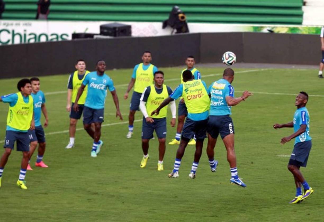 'Muma' Bernárdez y Alberth Elis saltan por el balón.