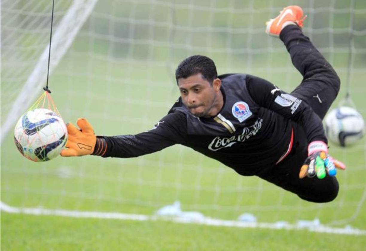 Pedro Atala, presidente vitalicio del Motagua, descartó que el club azul vaya a fichar a Noel Valladares. 'Hasta donde tengo entendido él está retirado y se fue mal del equipo cuando tuvo ese roce con toda la directiva. Al final se dejó seducir por el dinero prácticamente, dejó abandonada la institución que le abrió las puertas y que lo hizo jugador', declaró.