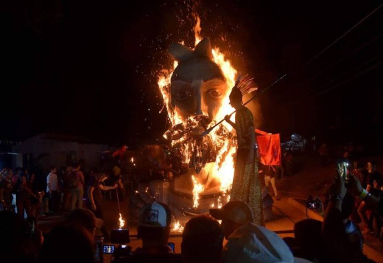Diaz es un chimenero con discapacidad del habla y auditiva que participa en la elaboración de esculturas gigantes hace ocho años. El pintoresco pueblo de Trinidad, en el occidente del país, rindió homenaje a las culturas del mundo con 15 enormes esculturas que, al cerrar la jornada cultural, fueron quemadas en la vía pública.<br/>