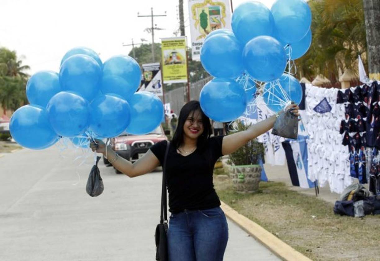 Ella es Saudy Ramos, la bella hondureña que flechó al beliceño Woodrow West, portero del Honduras Progreso, que no jugó la final por lesión.