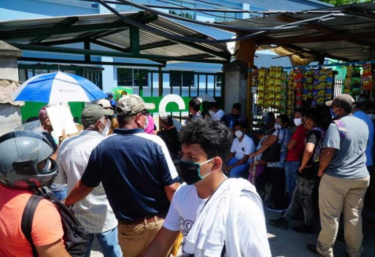 “Ayer (martes) vine y no puede entrar, no me atendieron, ellos dicen que solo hay una persona para atender y no puede cubrir la demanda”.