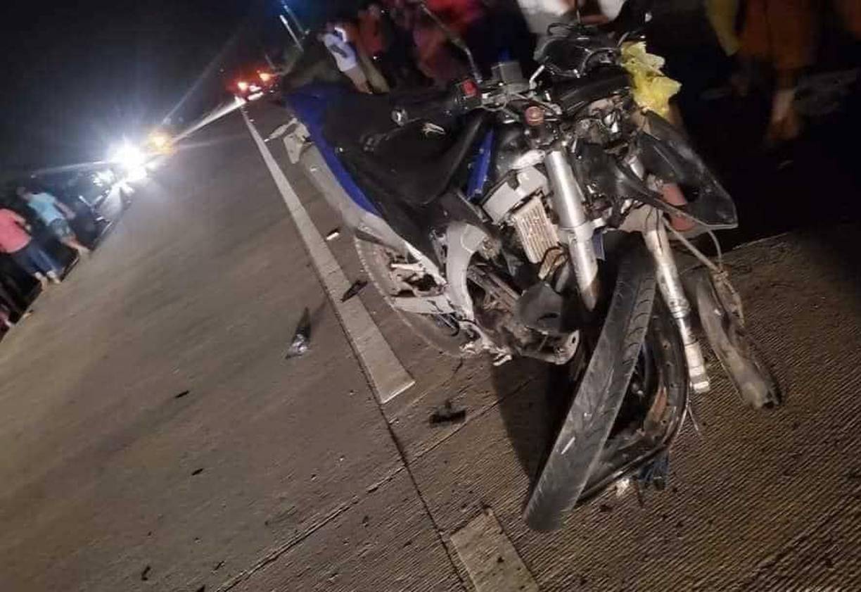 Destruida quedó la motocicleta en la que se conducía Yamali Portales. 