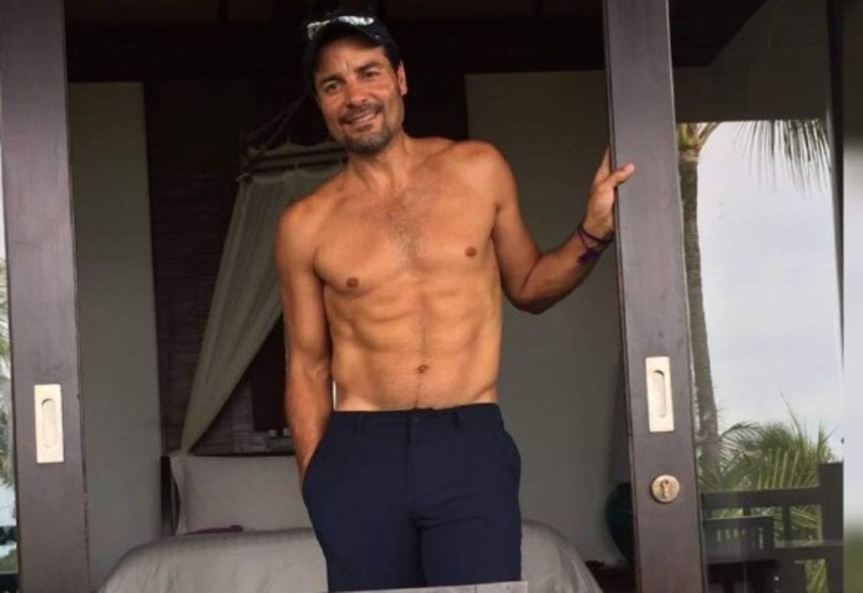 En su más reciente publicación en Instagram Chayanne demostró el confinamiento no ha afectado su figura, que se mantiene igual de alucinante que cuando está de gira.