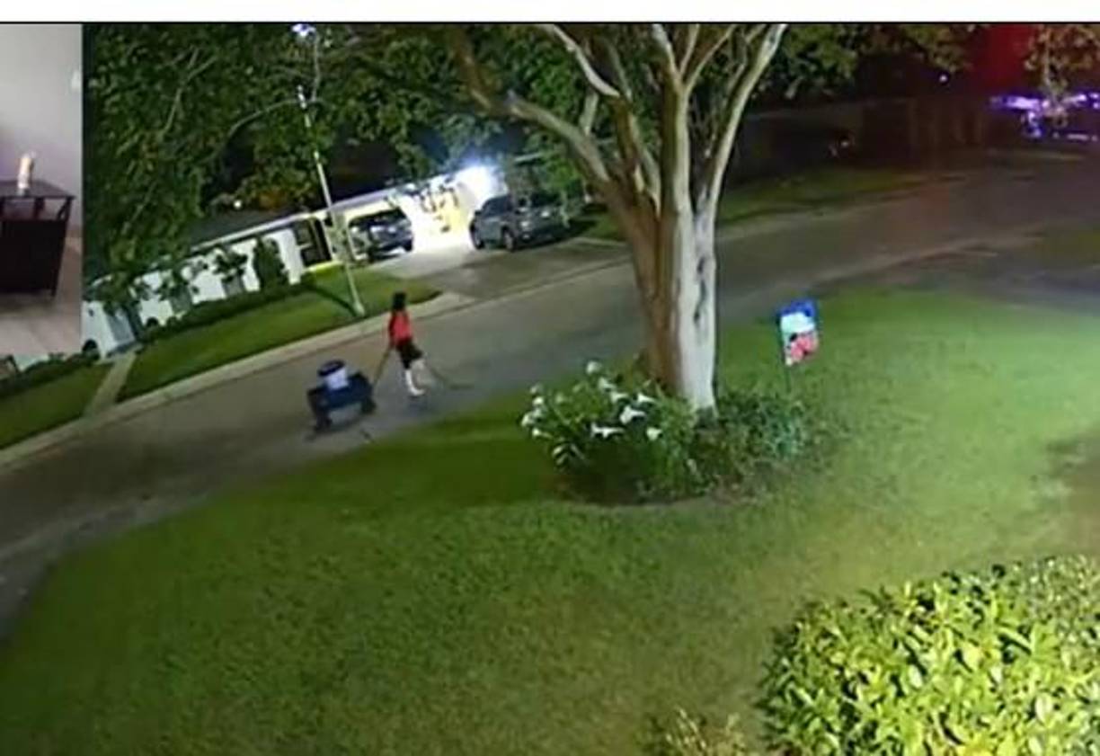 Una cámara de vigilancia montada en una casa de Sedgefield Drive grabó un video de una mujer que, según las autoridades, es Landon tirando de la carreta mientras caminaba hacia el norte por la calle en dirección a la casa de la madre de Bella alrededor de las 9:35 p.m del martes.