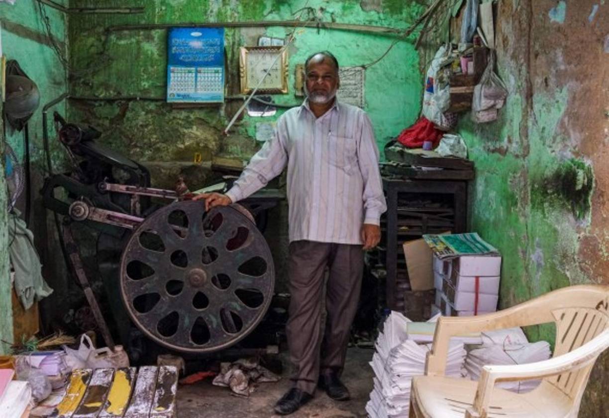 A woman wearing a face mask against the spread of the new coronavirus waits for news on a relative outside a hospital in Guayaquil, Ecuador on April 1, 2020. - Residents of Guayaquil, in Ecuador's southwest, express outrage over the way the government has responded to the numerous deaths related to the novel coronavirus, COVID-19, saying there are many more deaths than are being reported and that bodies are being left in homes for days without being picked up. Ecuador marked its highest daily increase in deaths and new cases of coronavirus on Sunday, with the total reaching 14 dead and 789 infected, authorities had said. (Photo by Enrique Ortiz / AFP)
