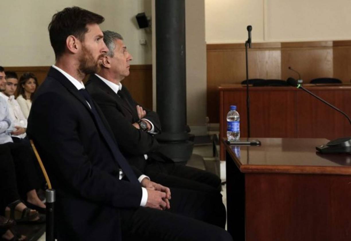 Lionel Messi<br/>El delantero argentino del FC Barcelona y su padre Jorge fueron condenados en 2016 por irregularidades en torno a 4,16 millones de euros procedentes de los derechos de imagen percibidos entre 2007 y 2009. La condena de 21 meses de prisión a Leo Messi fue confirmada el pasado mes de mayo. El cinco veces ganador del Balón de Oro escapó a la cárcel ya que las penas inferiores a los dos años generalmente no se ejecutan en España.